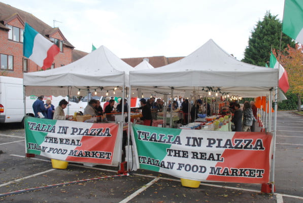 Red, green and white, Italia in Piazza banners on side of market stalls.