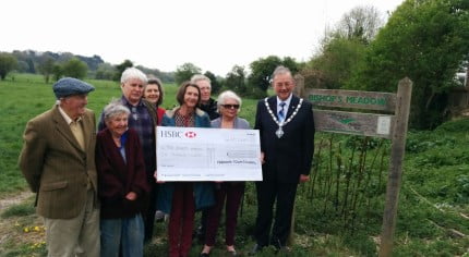 Group of people and the Mayor holding large cheque.