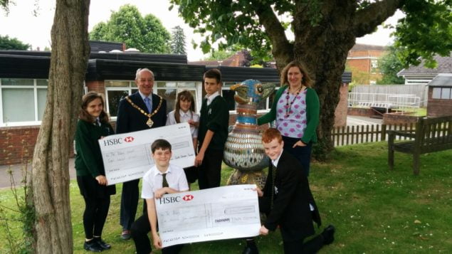 School children receive grant cheque from Mayor.