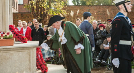 Mayor lays wreath Remembrance Sunday 2016.