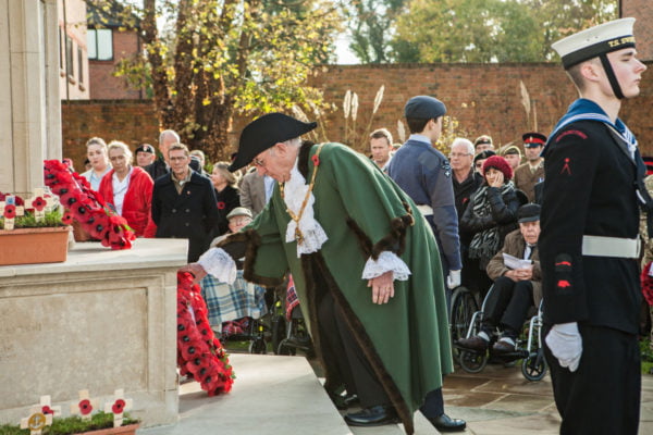 Mayor lays wreath Remembrance Sunday 2016.