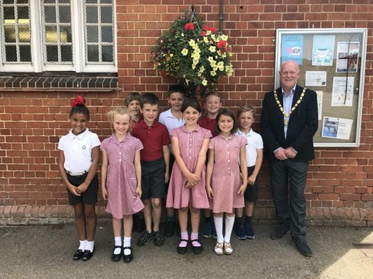 School children with the Mayor and their hanging basket.