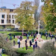 Mayor of Farnham laying a wreath at the war memorial in Gostrey Meadow for Remembrance Sunday 2020