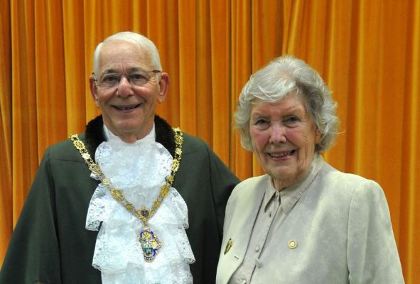 A photo of the new Mayor of Farnham, Councillor Alan Earwaker alongside retiring mayor Councillor Pat Evans