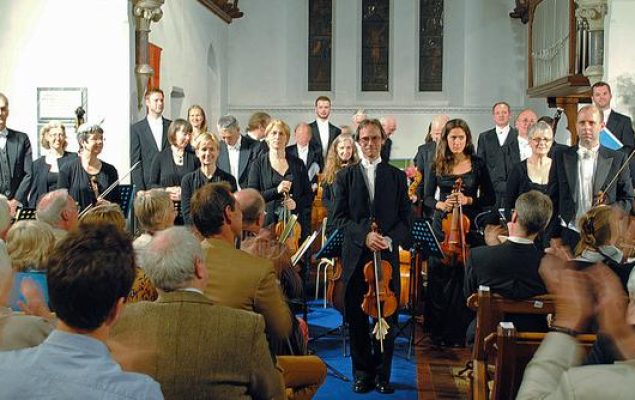 Photo of an audience applauding for an orchestra band